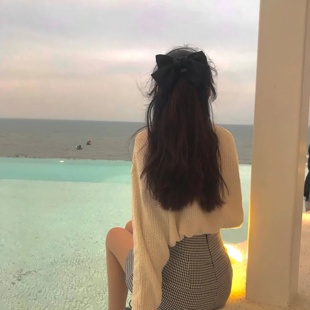 落在她身边